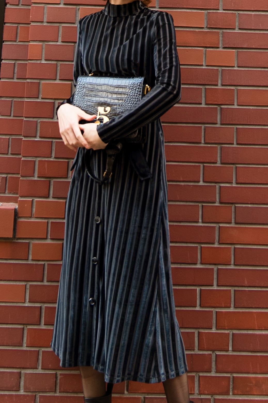 上の階から物音がする》ベルベットストライプトップ-Black – Tnewties