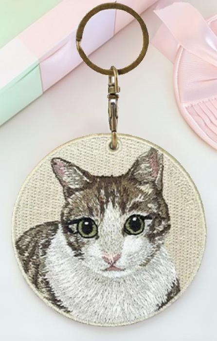 楽天市場】猫キーホルダー シルク両面刺繍 白キジ キャット ネコグッズ