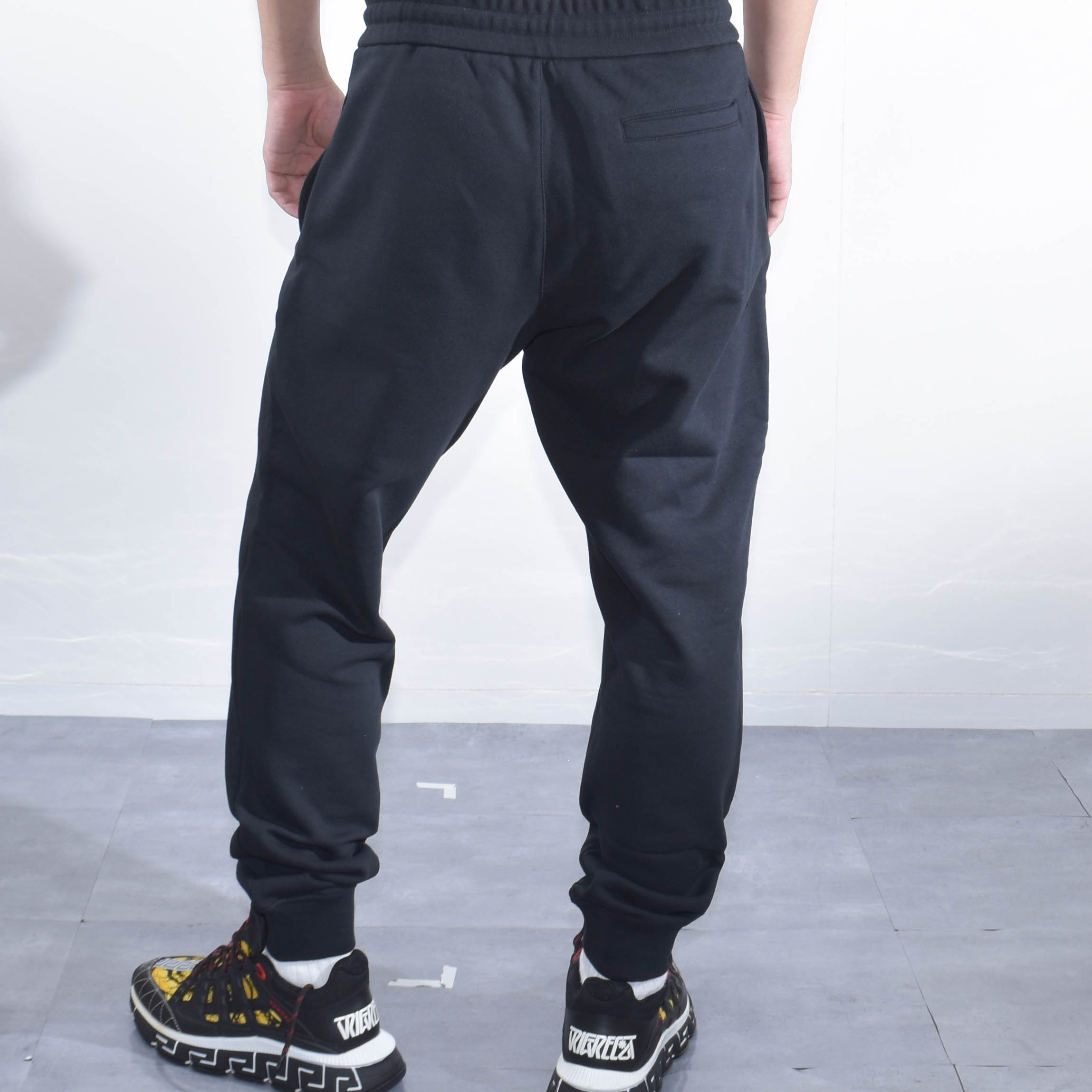 楽天市場】ヴェルサーチ スウェットパンツ 刺繍 中抜き ロゴ 裏毛