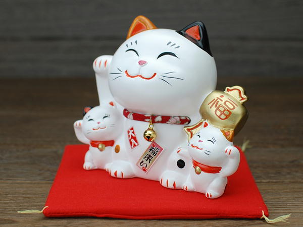 楽天市場】幸せ家族 招き猫 ちりめんミケ 小 （貯金箱） / 置物 招き猫