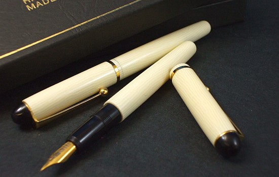楽天市場】カトウセイサクショセルロイド万年筆［象牙・短 直線