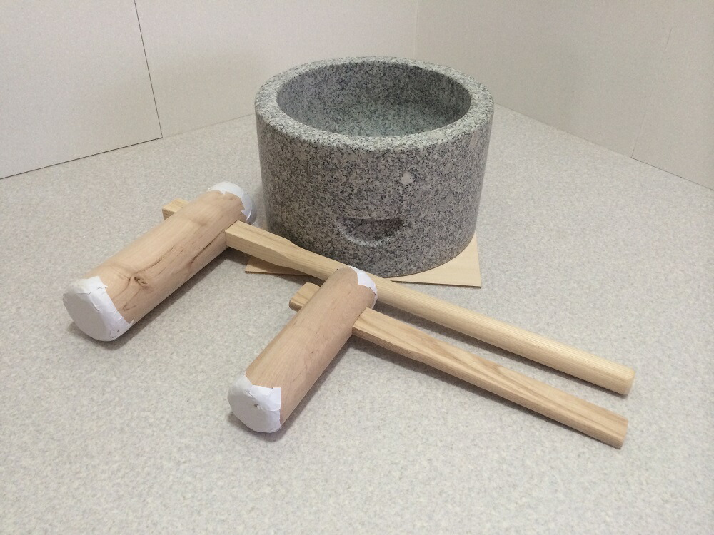 楽天市場】みかげ石 もち臼 1升用 ミニ杵2本セット のし板付き【実演