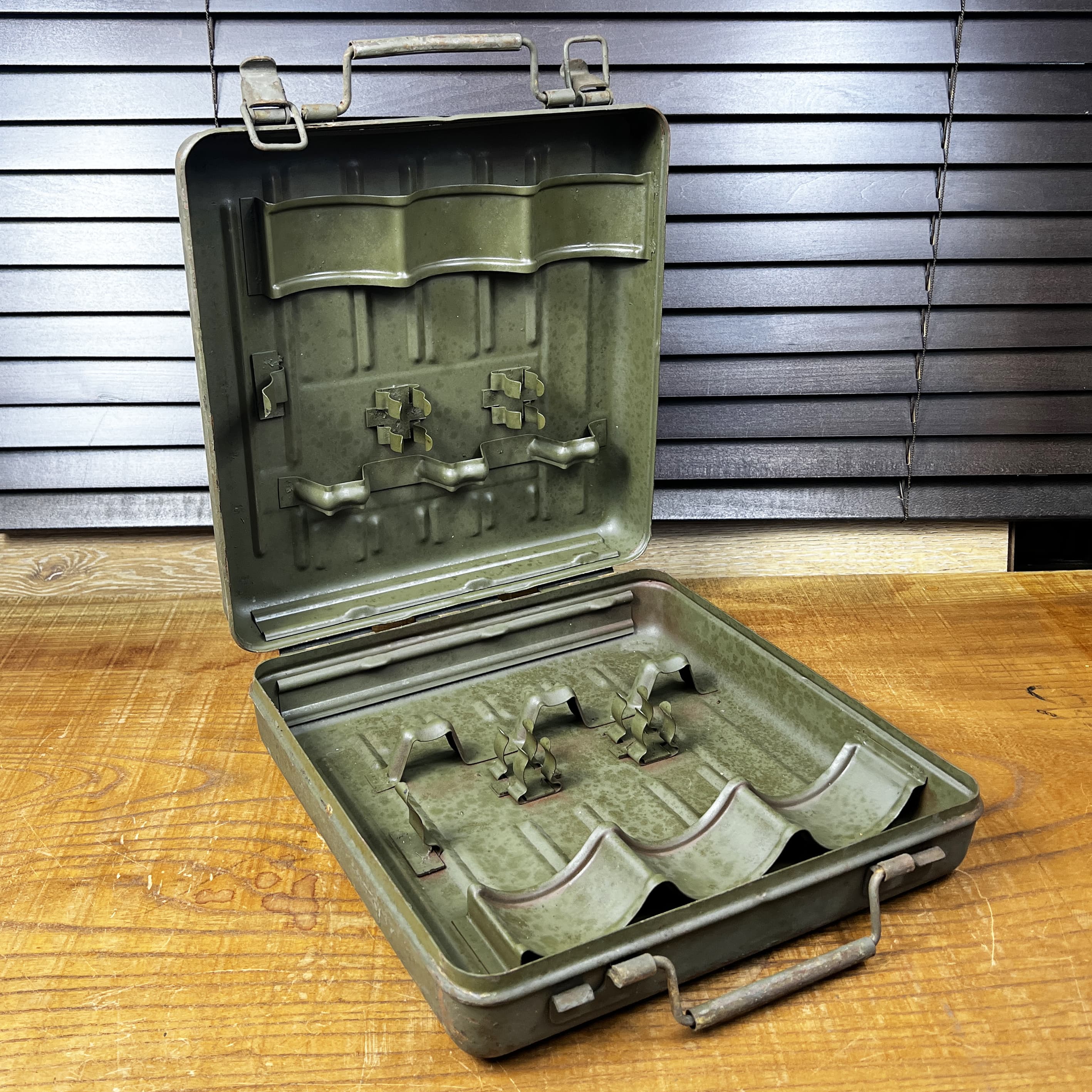 楽天市場】イタリア軍放出品 アモカン スチール製 81mm迫撃砲弾用