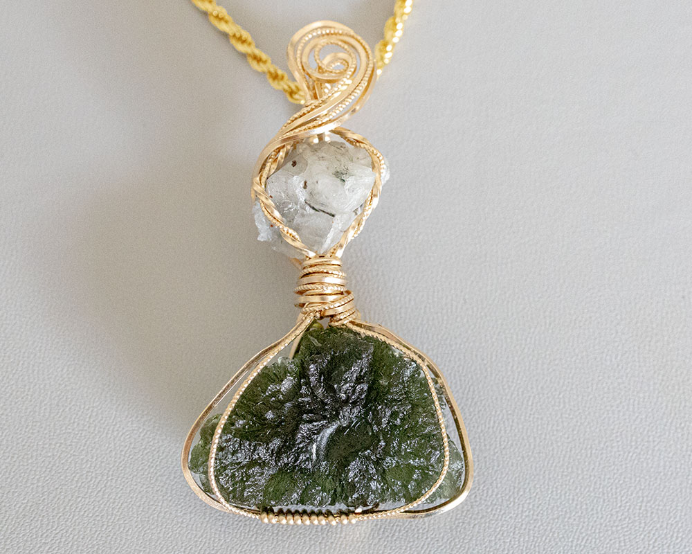 楽天市場】【宝石鑑別書付き】14kgf 一点物 大粒 モルダバイト 原石 +