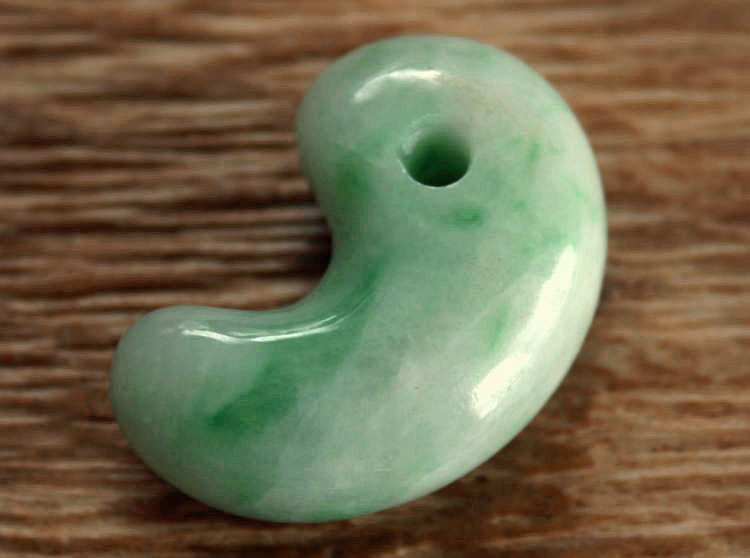 楽天市場】糸魚川翡翠勾玉 M05091翠雅 作30mm*20mm*11mm : 糸魚川