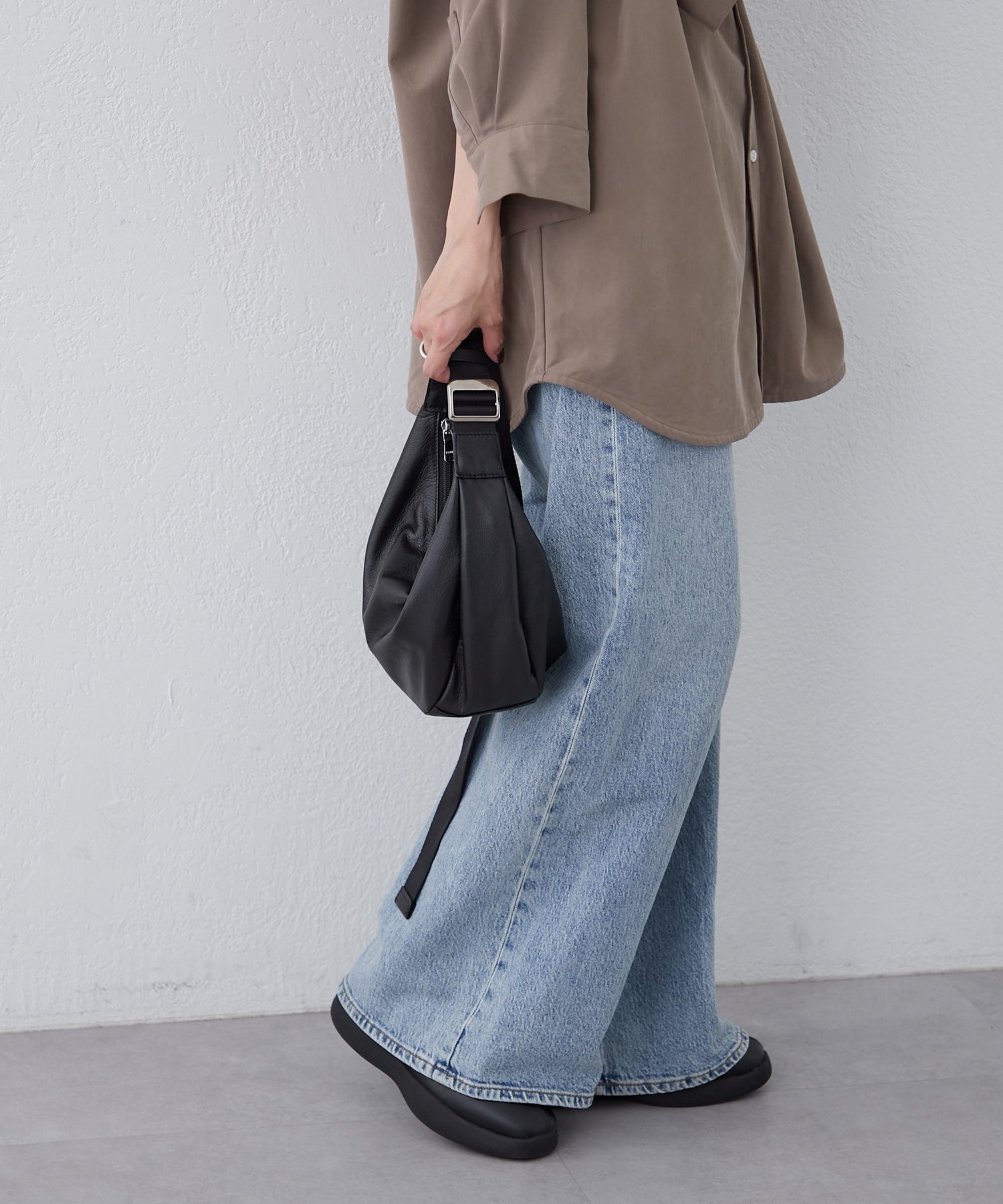 russet｜【20%ポイントバック】ソフトレザーラウンドショルダーバッグ