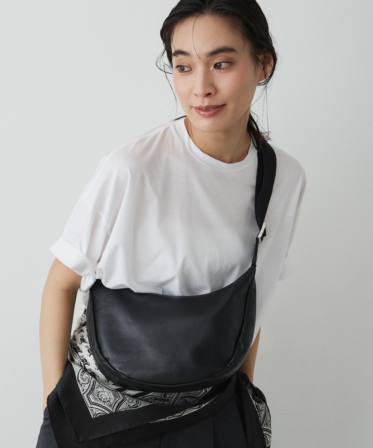 russet｜【20%ポイントバック】ソフトレザーラウンドショルダーバッグ