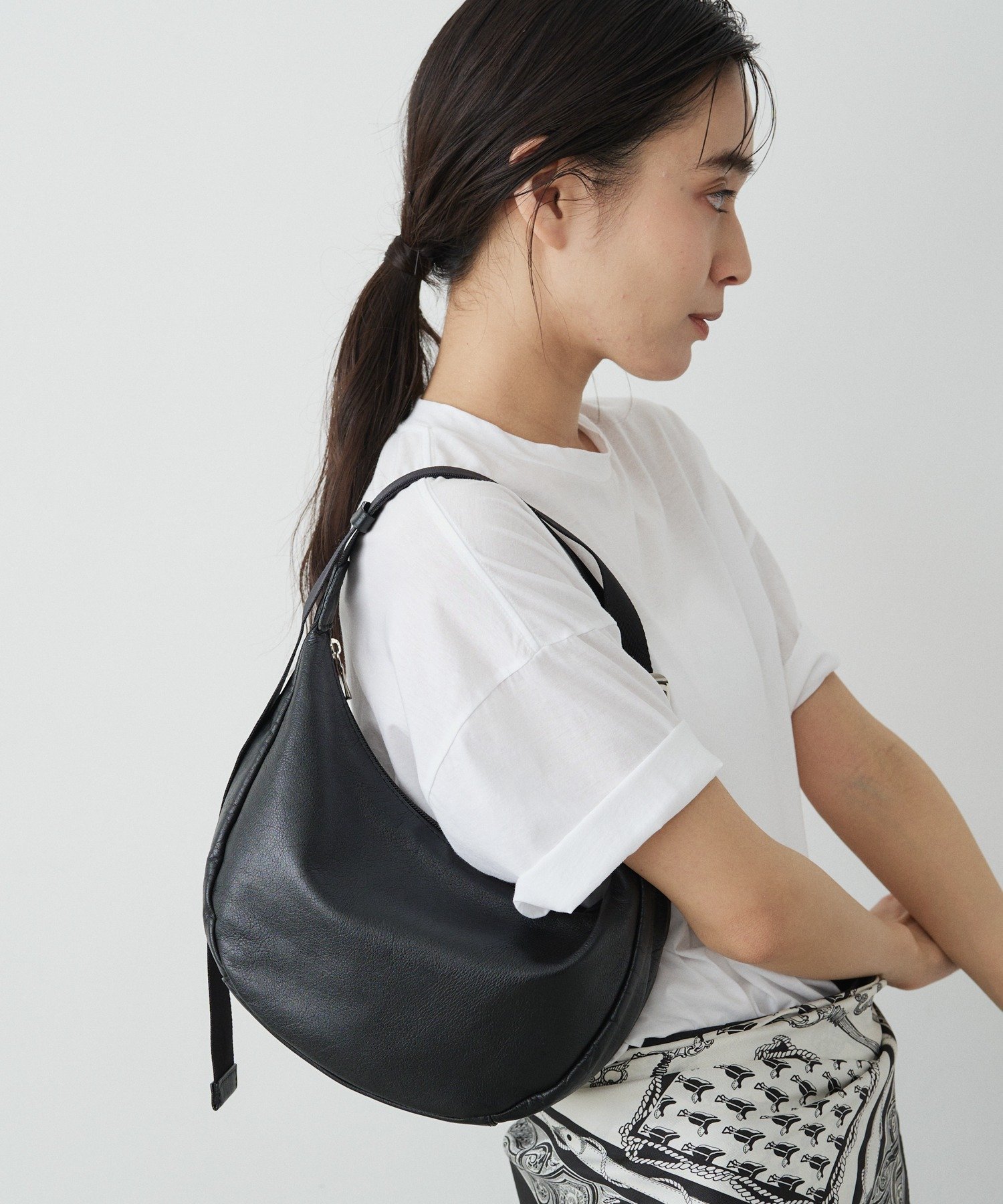 russet｜【20%ポイントバック】ソフトレザーラウンドショルダーバッグ