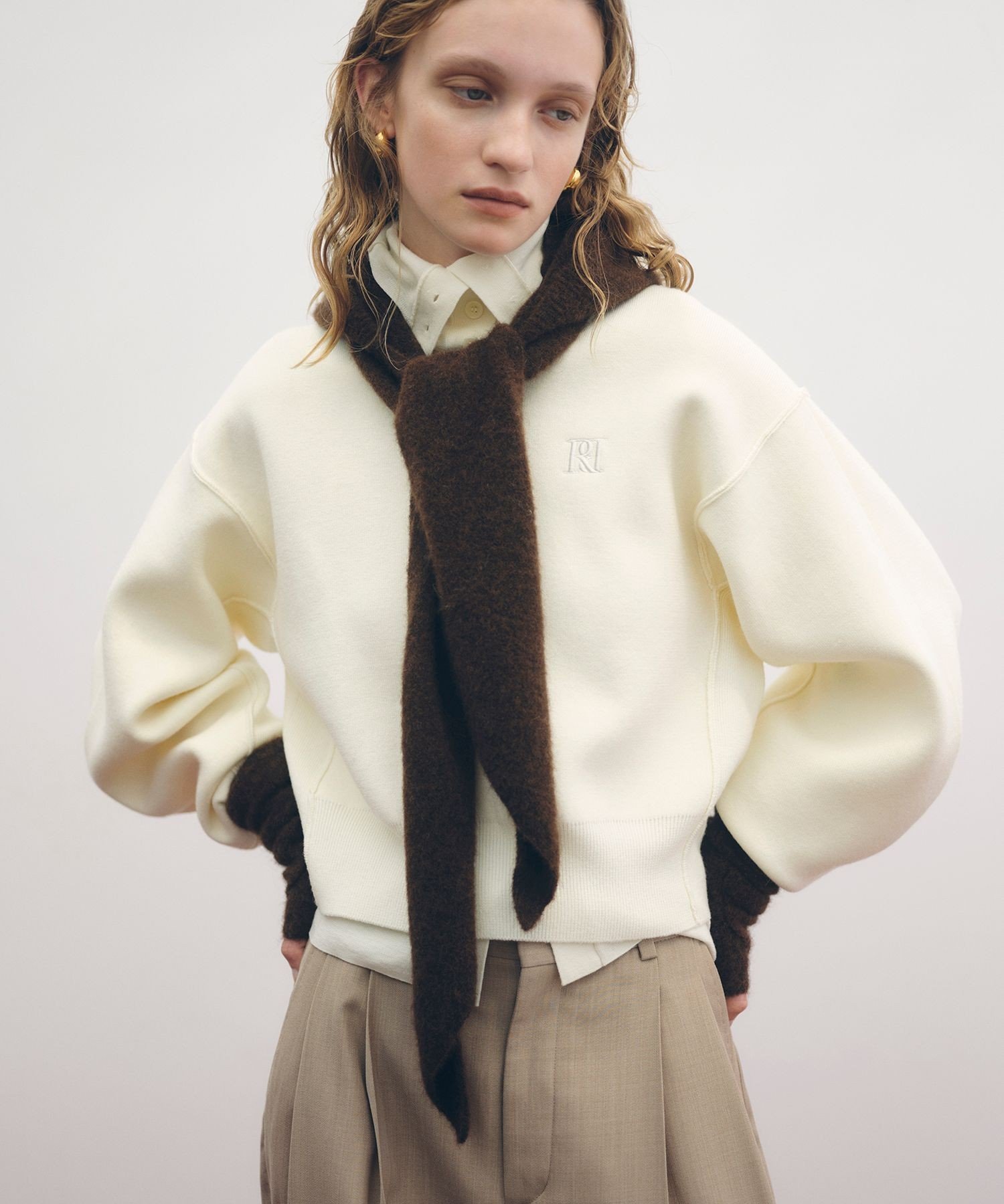 ADAM ET ROPE'｜【サステナブル】ロゴパッチスウェットニット