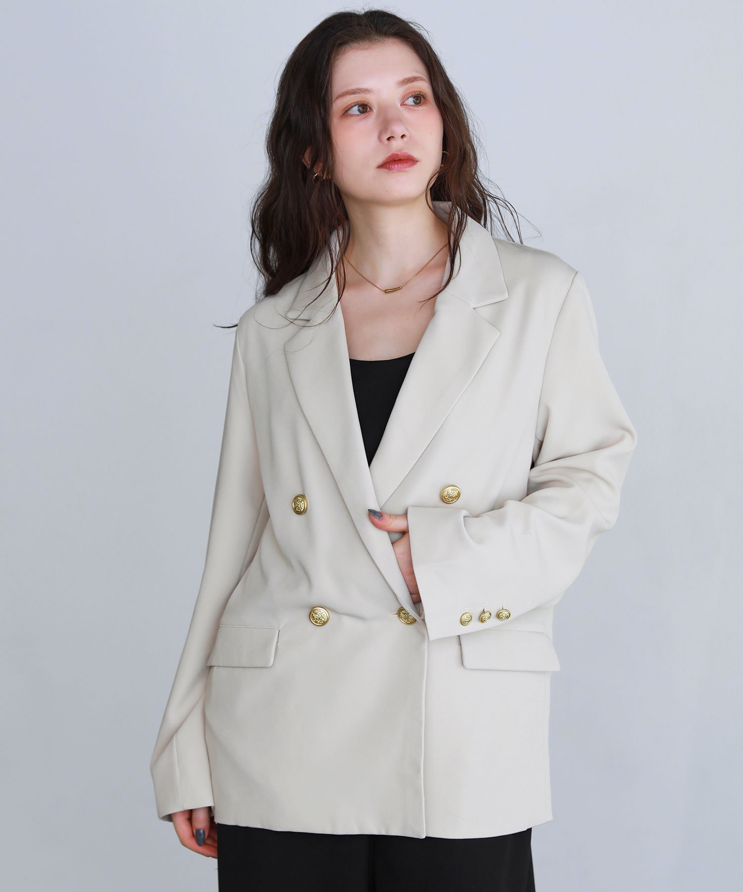 THE CASUAL｜美人度があがる、 金ボタン ダブルテーラードジャケット