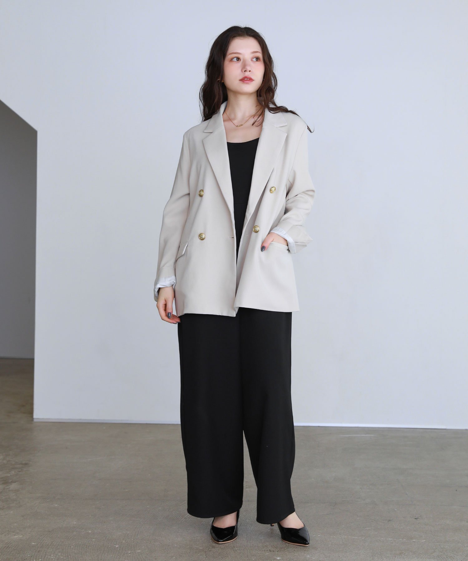 THE CASUAL｜美人度があがる、 金ボタン ダブルテーラードジャケット