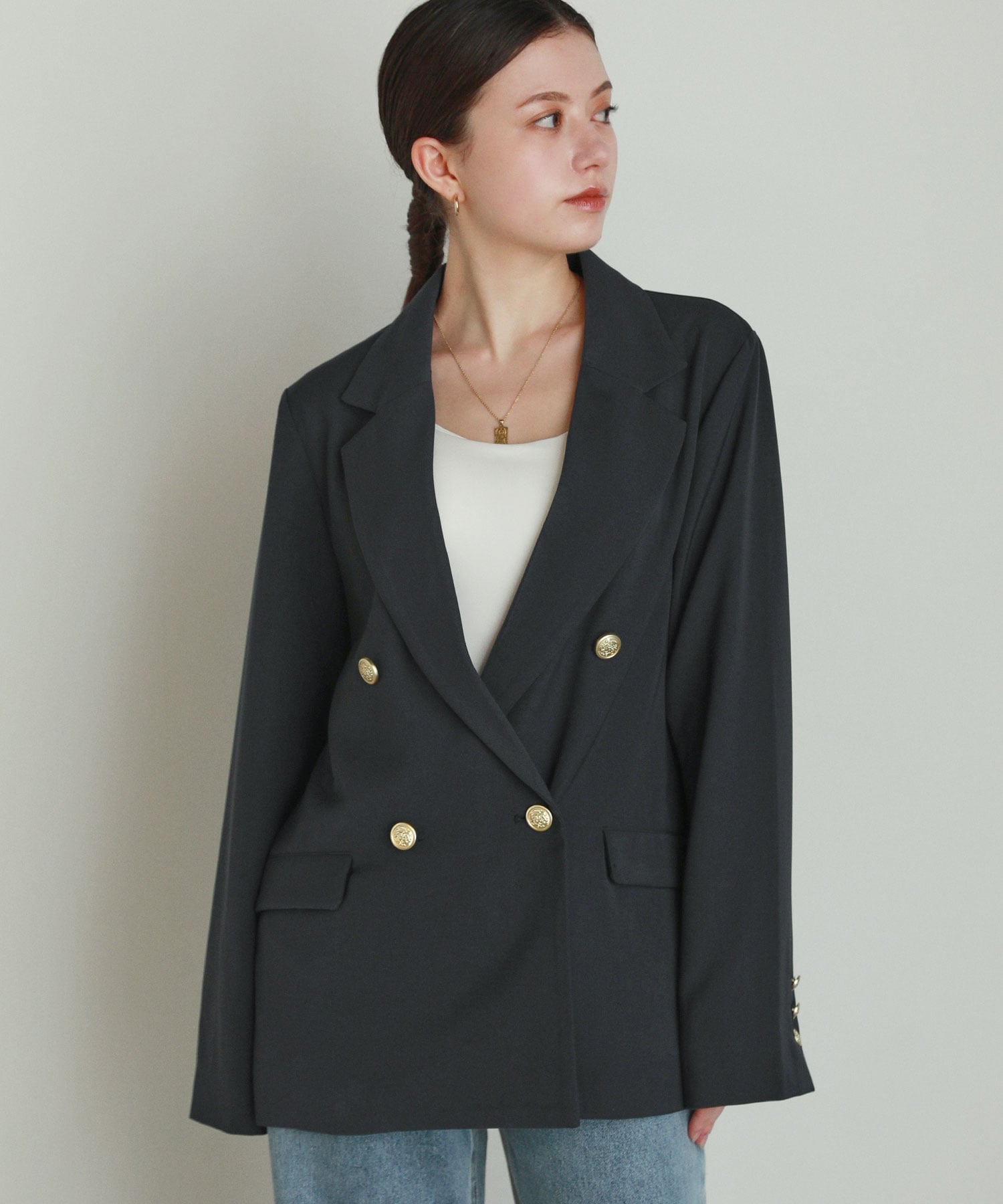 THE CASUAL｜美人度があがる、 金ボタン ダブルテーラードジャケット
