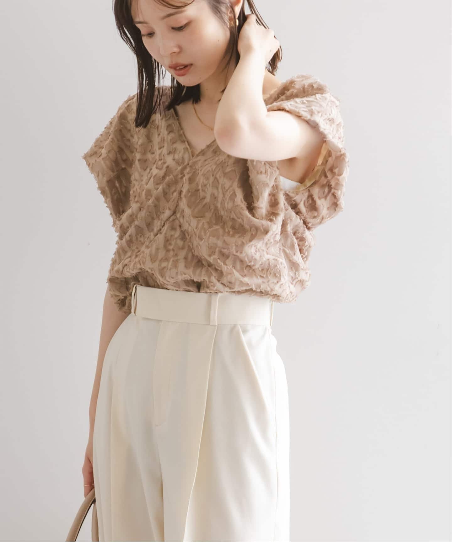 NOBLE｜【洗える】レオパードジャガードデコルテVブラウス | Rakuten