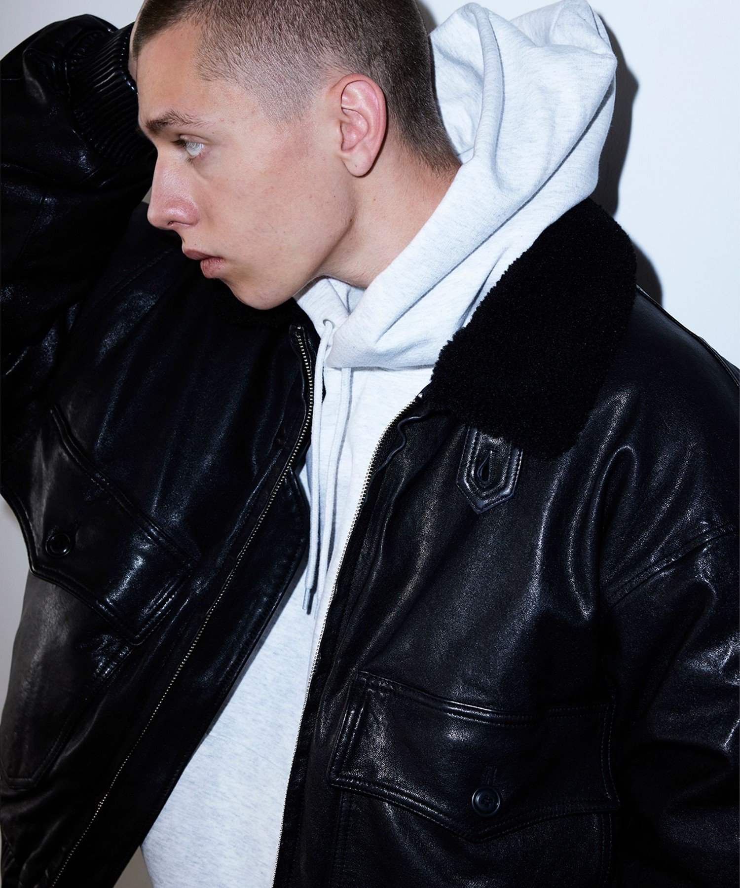 BEAMS MEN｜ワイドショートフィット G-1 シープレザー ダウン