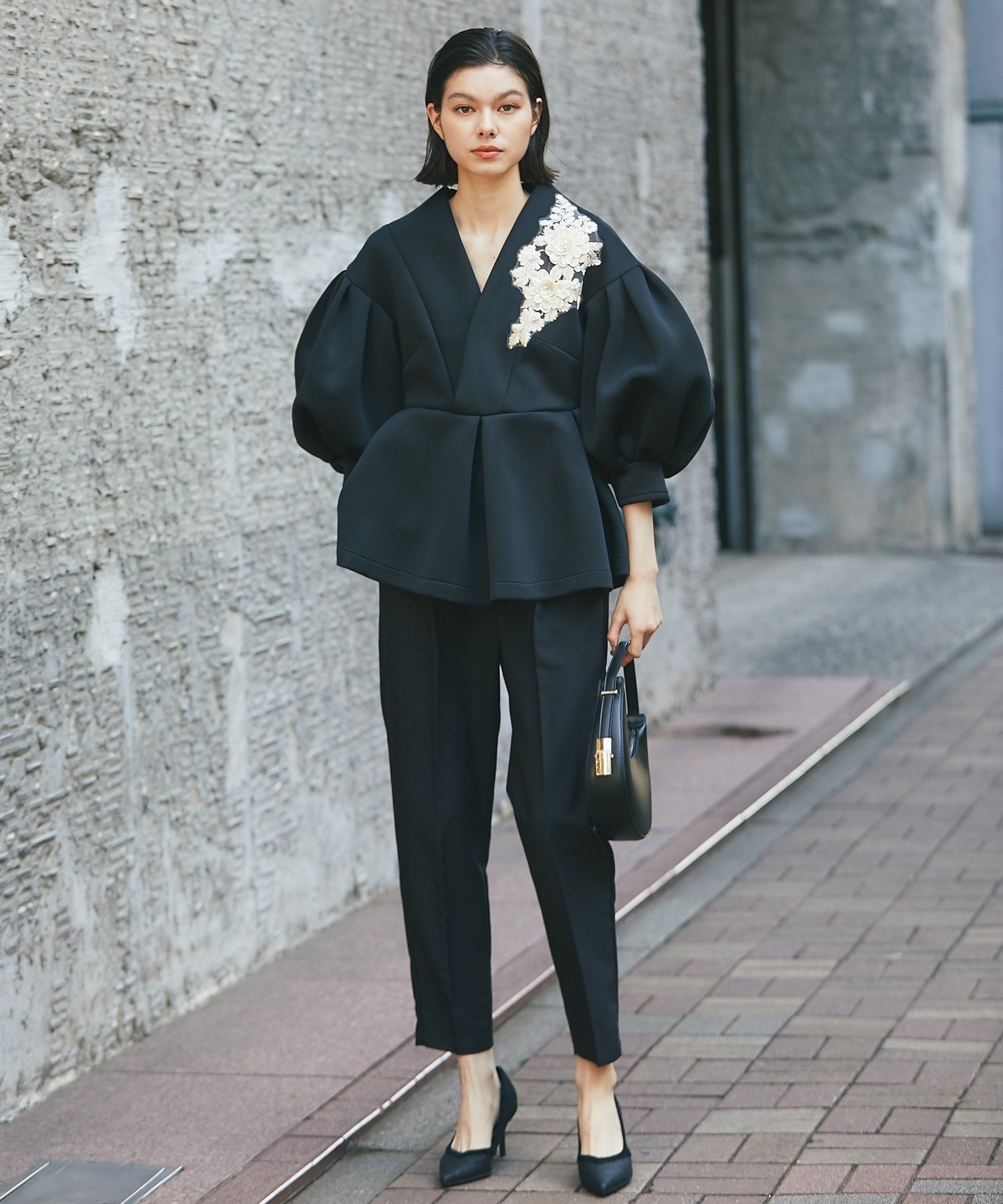 SMILE ORCHID｜花刺繍モチーフ付きペプラムトップス&テーパードパンツ