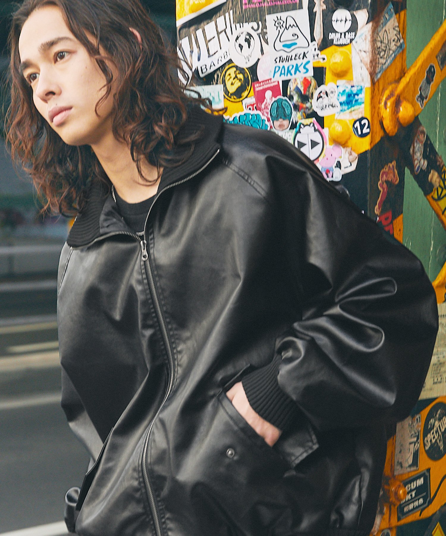 THE CASUAL｜オーバーサイズリブハイネック シンセティックレザー