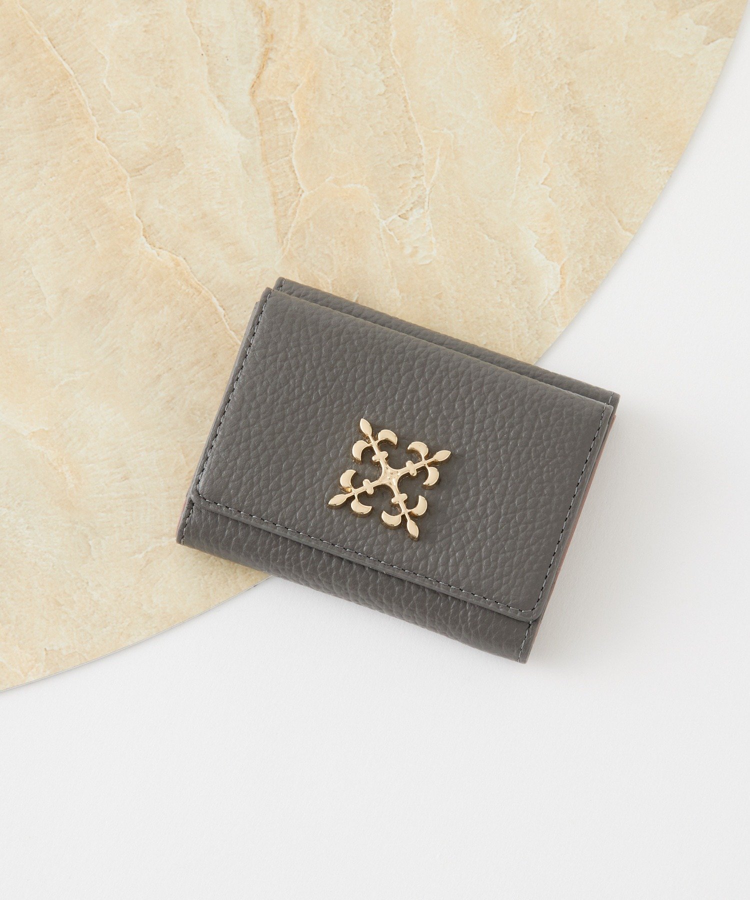 russet｜モノグラムプレート三つ折りウォレット | Rakuten Fashion