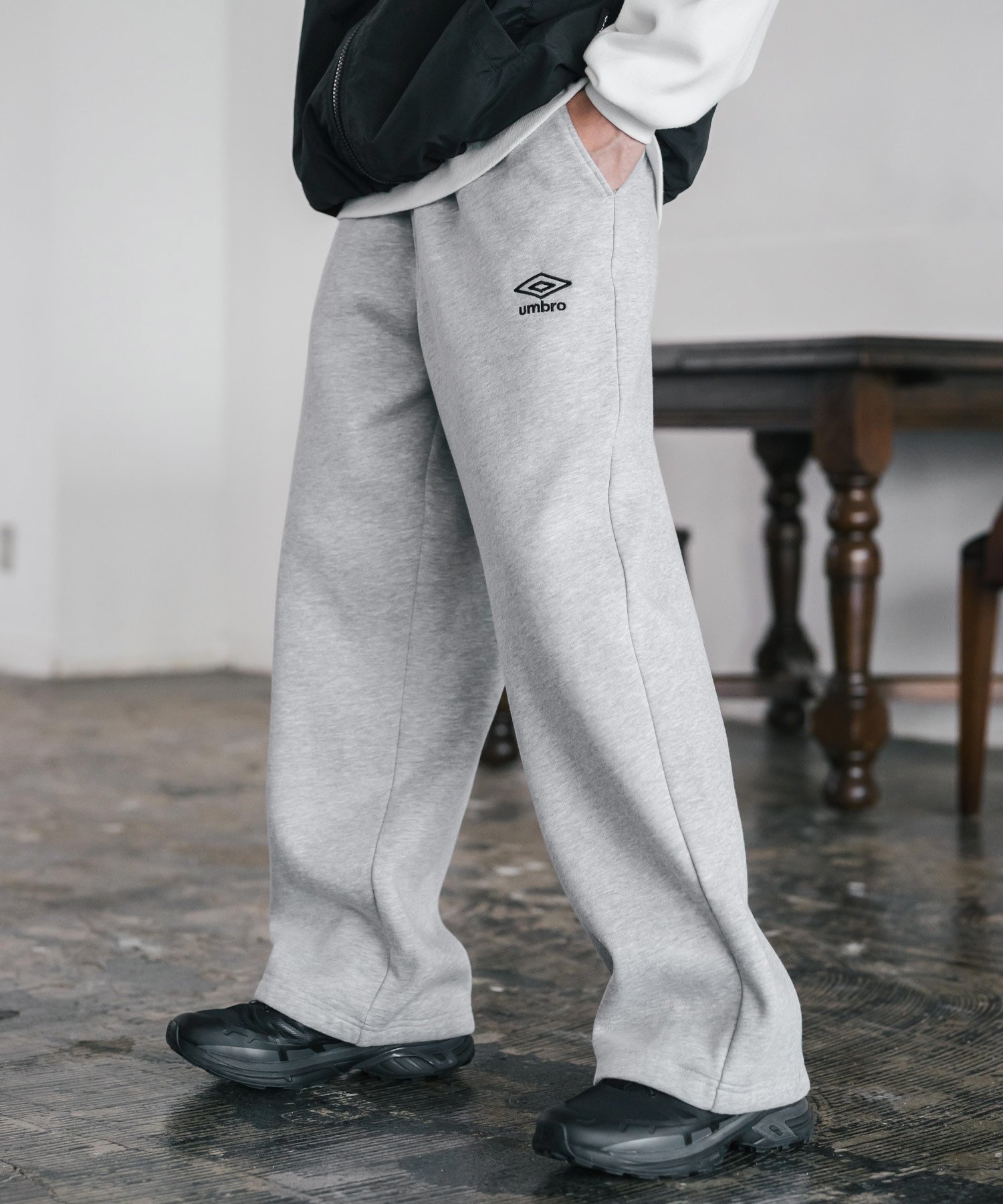 Rocky Monroe｜UMBRO 別注コラボ裏起毛ロゴ刺繍イージーワイド