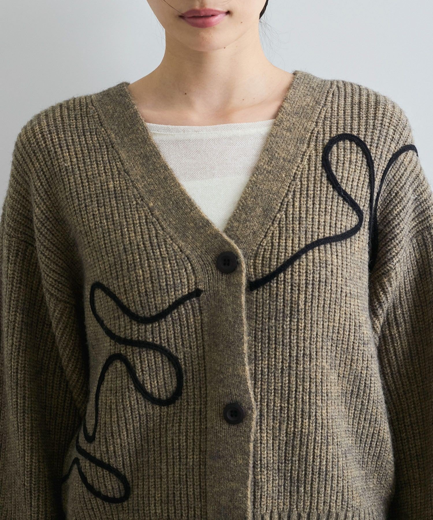 VIS｜【WEB/一部店舗限定】リボンコード刺繍Vネックカーディガン