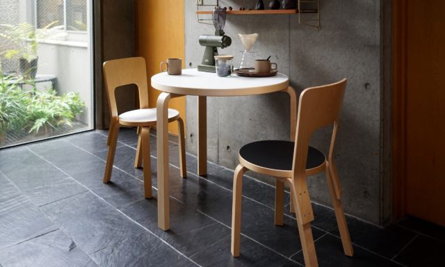 Artek テーブル 90B（d. 75）ブラックリノリウム