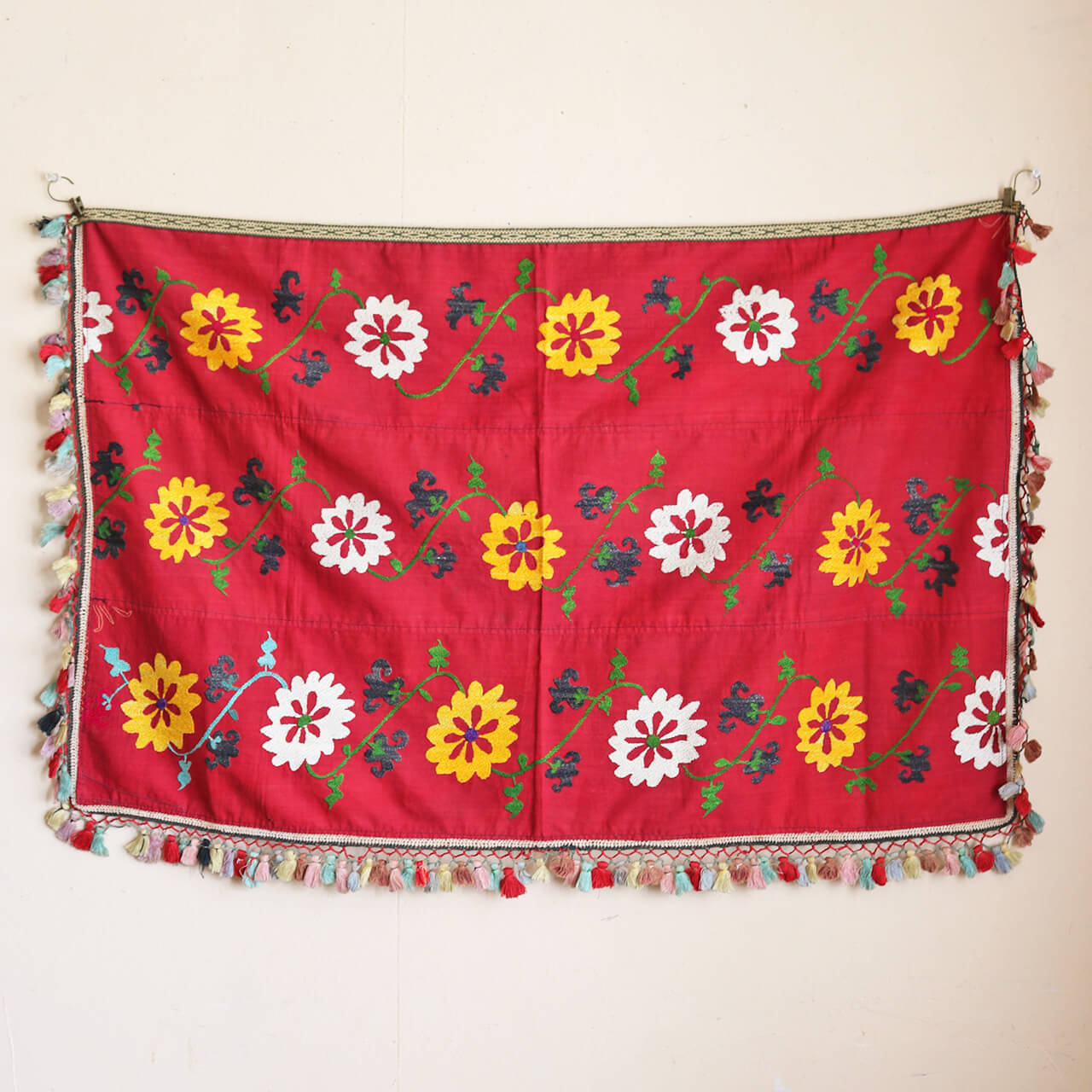 楽天市場】【1点もの】スザニ刺繍 クロス レッド フラワー タッセル付