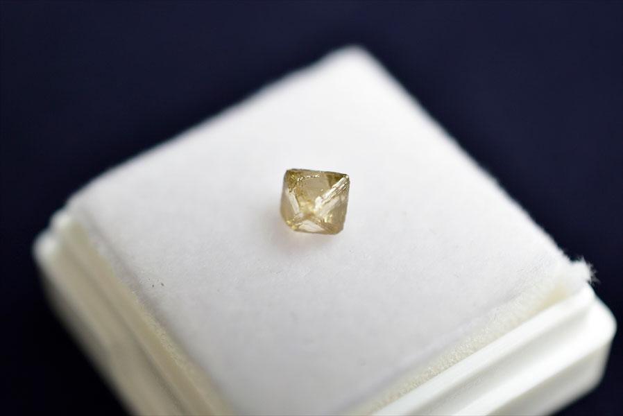 楽天市場】天然ダイヤモンド 蛍光ダイヤモンド 原石◇希少・蛍光ダイヤ