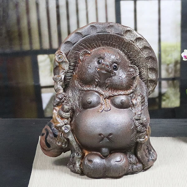 信楽焼 狸庵作 女将狸 置物 陶器 伝統工芸 木箱箱love&peace 貯金箱 信楽焼 たぬき 人気 おすすめ おしゃれ 狸 置き物 インテリア