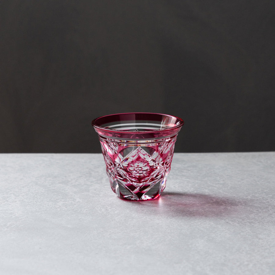 江戸切子 七宝四花菱文様 ぐい呑 金赤 – TSUCHI-YA │ ガラスの器と工芸