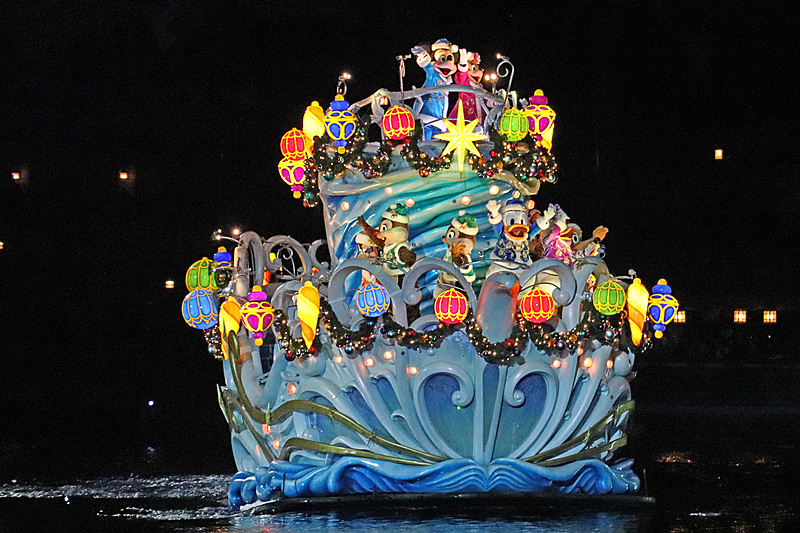 東京ディズニーシーの幻想的なクリスマスの夜を楽しもう！ 輝くツリー