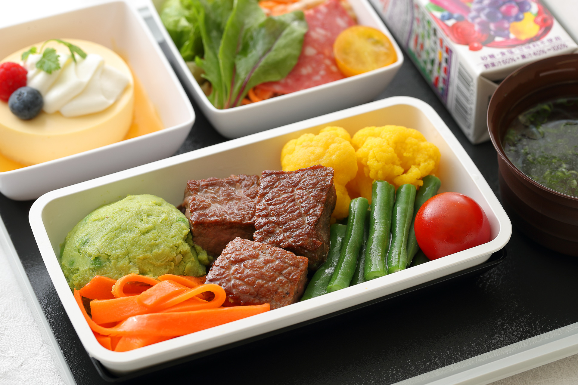 シンガポール航空、特製機内食やオリジナルアメニティキットを提供する