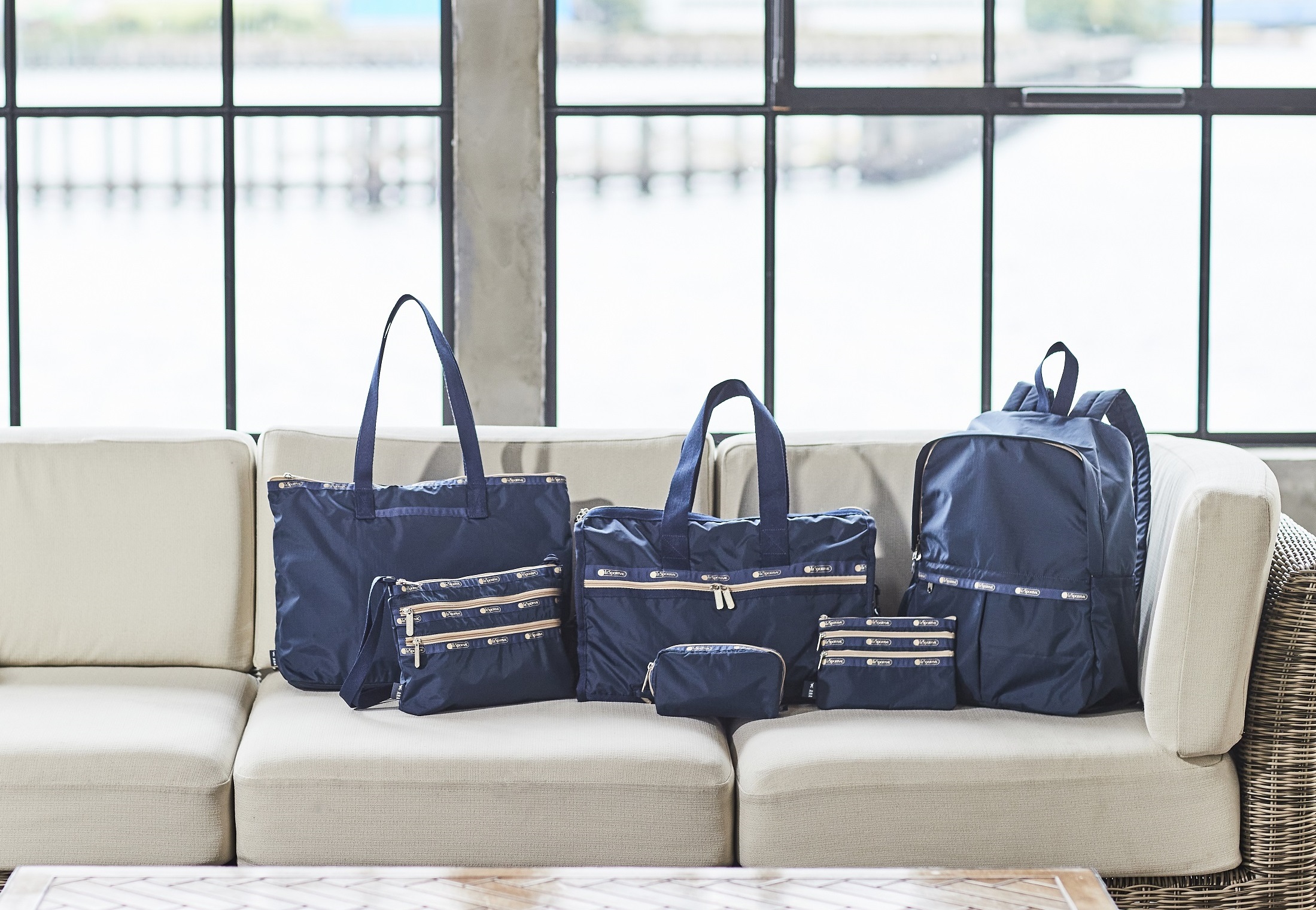 ANA×レスポートサック、コラボバッグにネイビー＋ゴールドテープの新