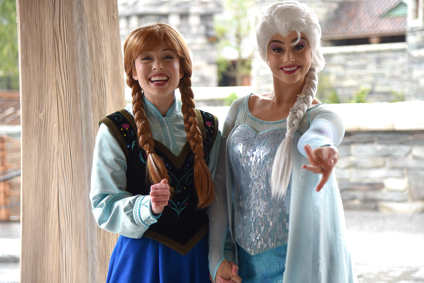 フローズンキングダム」でアナとエルサに会えた！ 愛あふれる姉妹の姿