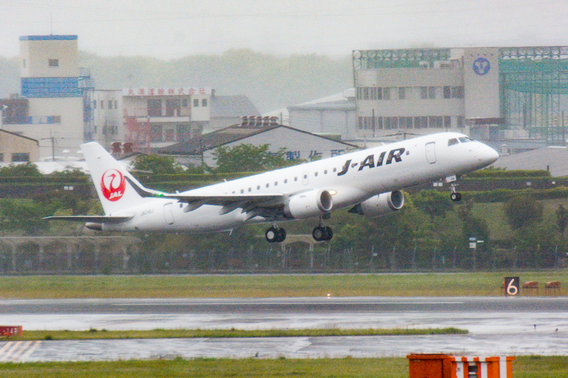 J-AIR、全席ACコンセント装備の新鋭機「エンブラエル 190型機」の