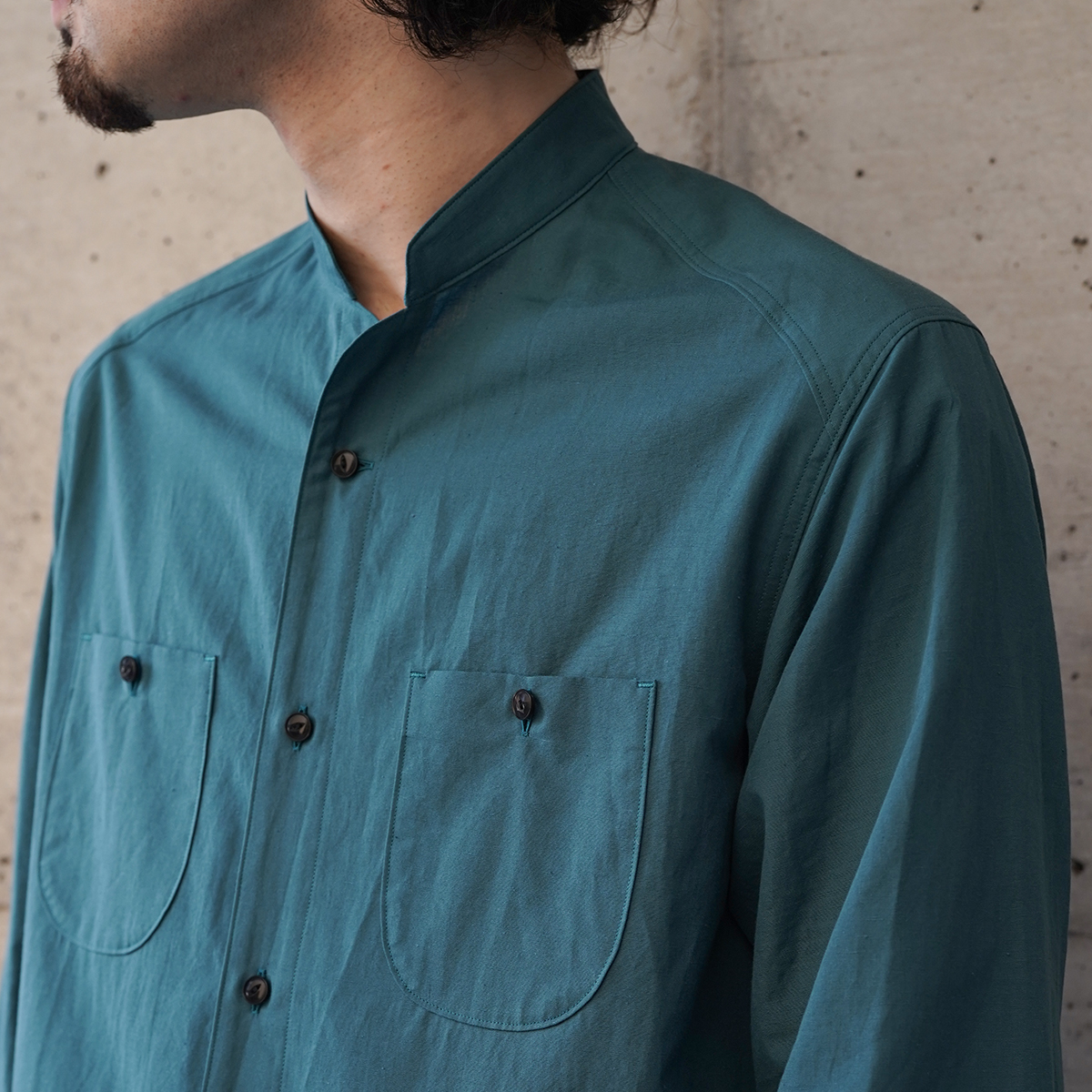 tilt The authentics】美しいシルエットのスタンドカラーシャツのご