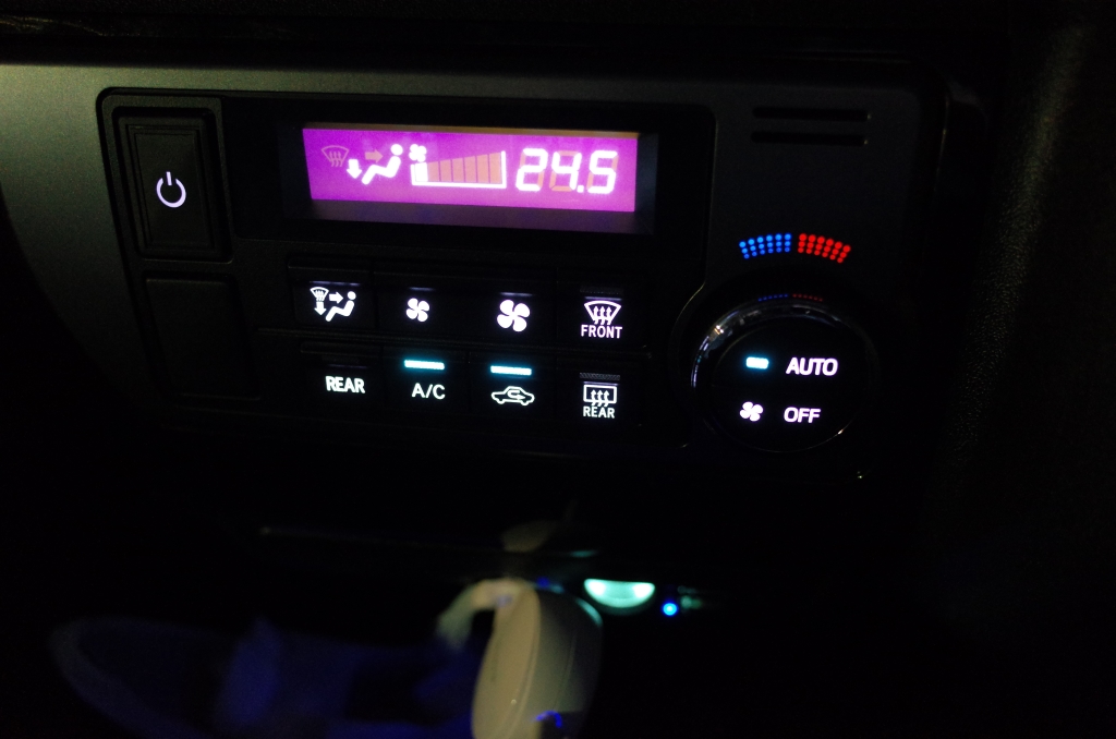 200系4型ハイエースのエアコンパネル他スイッチのLED打ち替え 交換