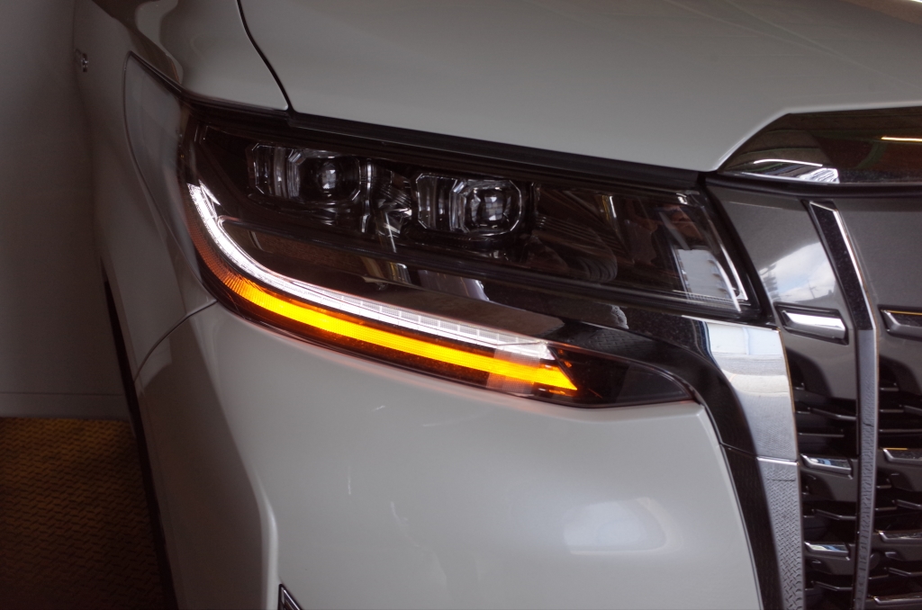 30後期アルファードの2眼ヘッドライト＆テールランプシーケンシャル