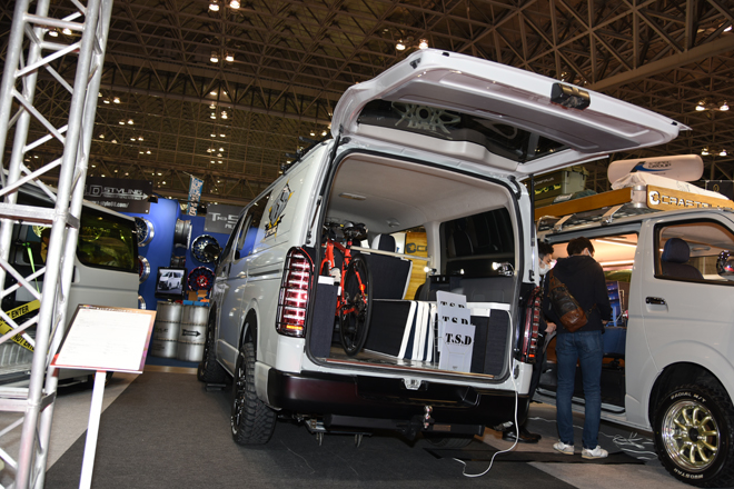 200系ハイエースがワークスフェンダーによる超絶ワイドボディという