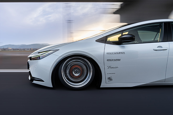 60系プリウスのスタイリングと走りを引き上げるT-DEMANDのエアサス