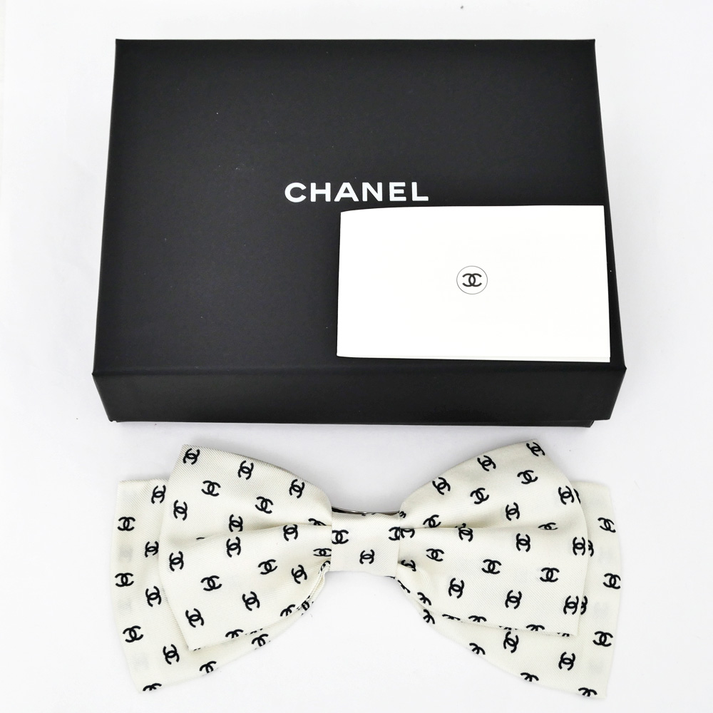 名東】【CHANEL】シャネル バレッタ AAA821 リボン ホワイト ロゴ COCO