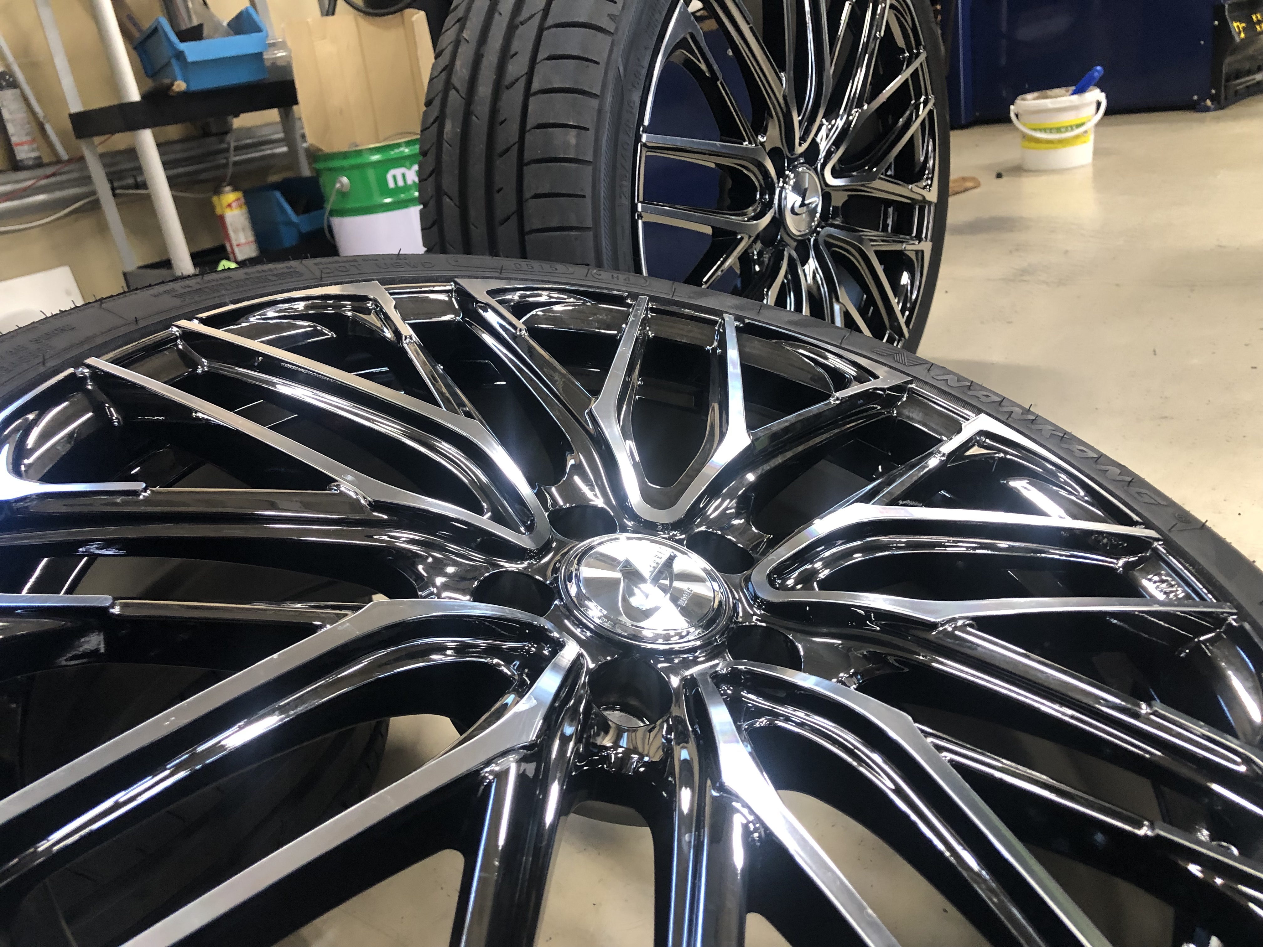 入荷情報☆レオニスSK 18インチ！プリウス・ウィッシュなどに