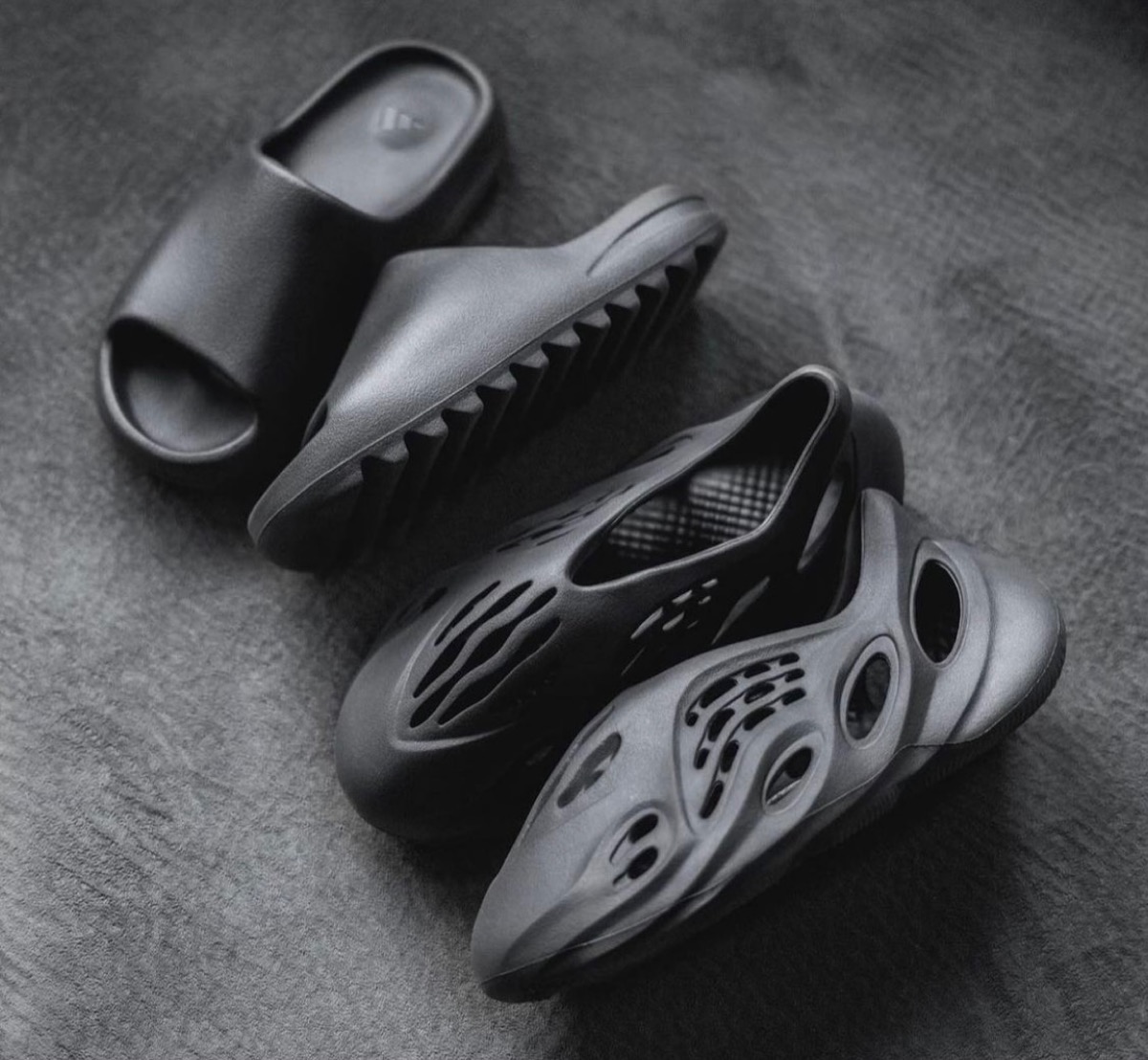 adidas YEEZY FOAM RUNNER “ONYX”が国内3月7日に再販 ［HP8739