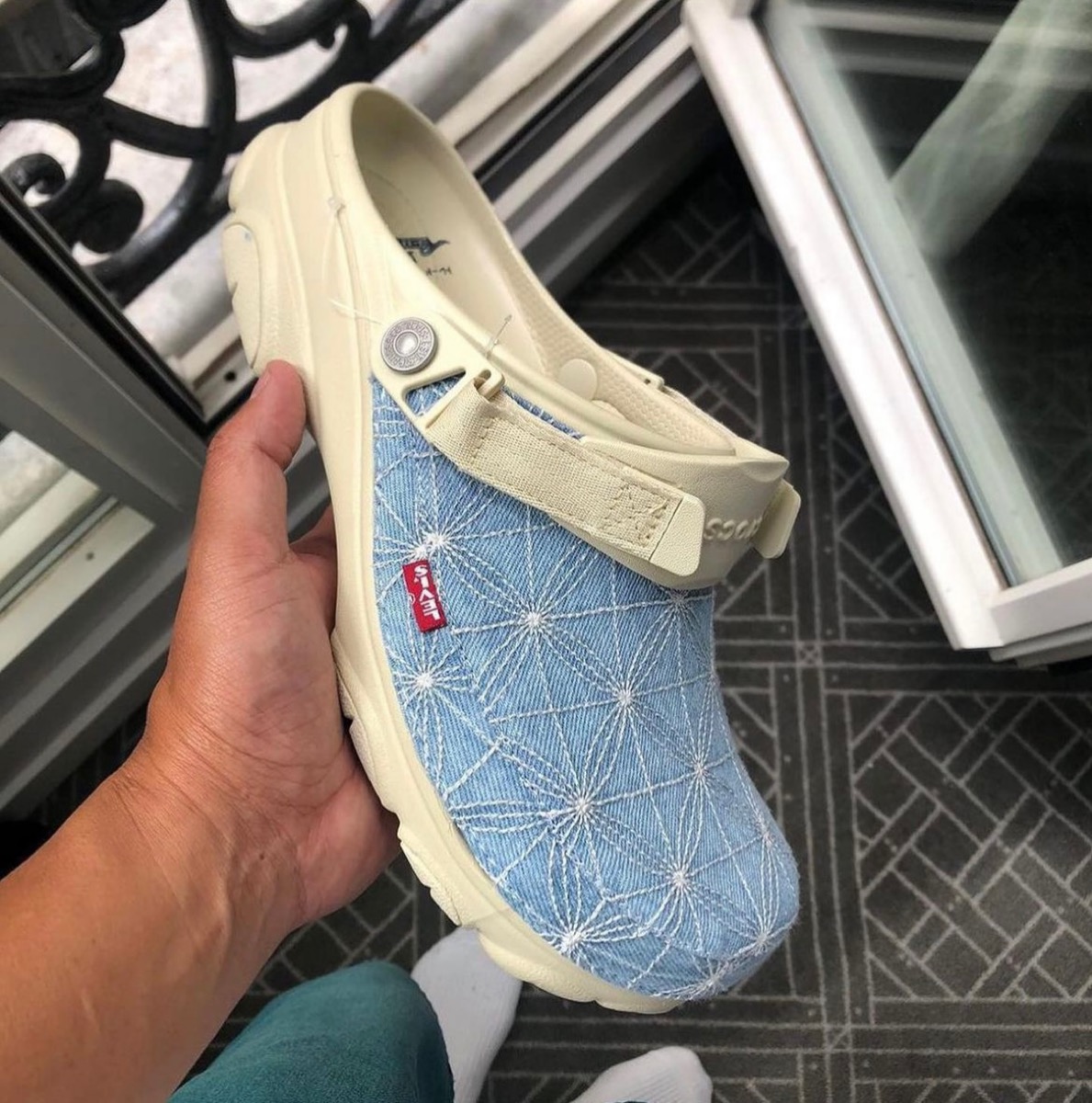 Levi's × Crocs 『All-Terrain Clog & Classic Crog』が国内11月26日に