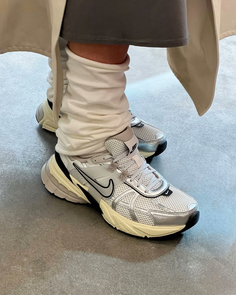 Nike Wmns V2K Run “Summit White/Metallic Silver”が国内4月16日に