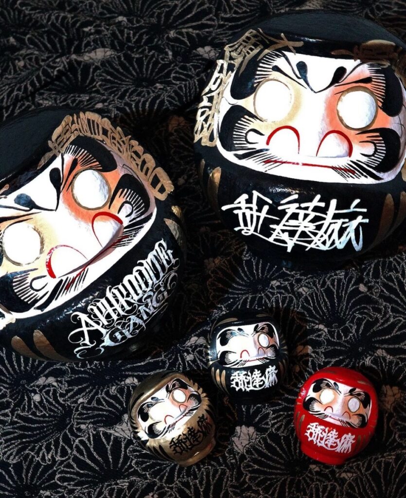 BUDSPOOL × 大門屋 別注『舐だるま』が国内1月1日より発売 | UP TO DATE