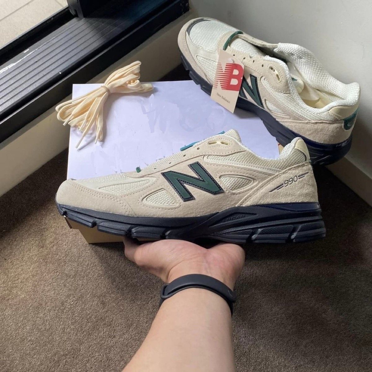 New Balance〈990v4 “Macadamia Nut”〉が国内3月28日より発売［U990GB4
