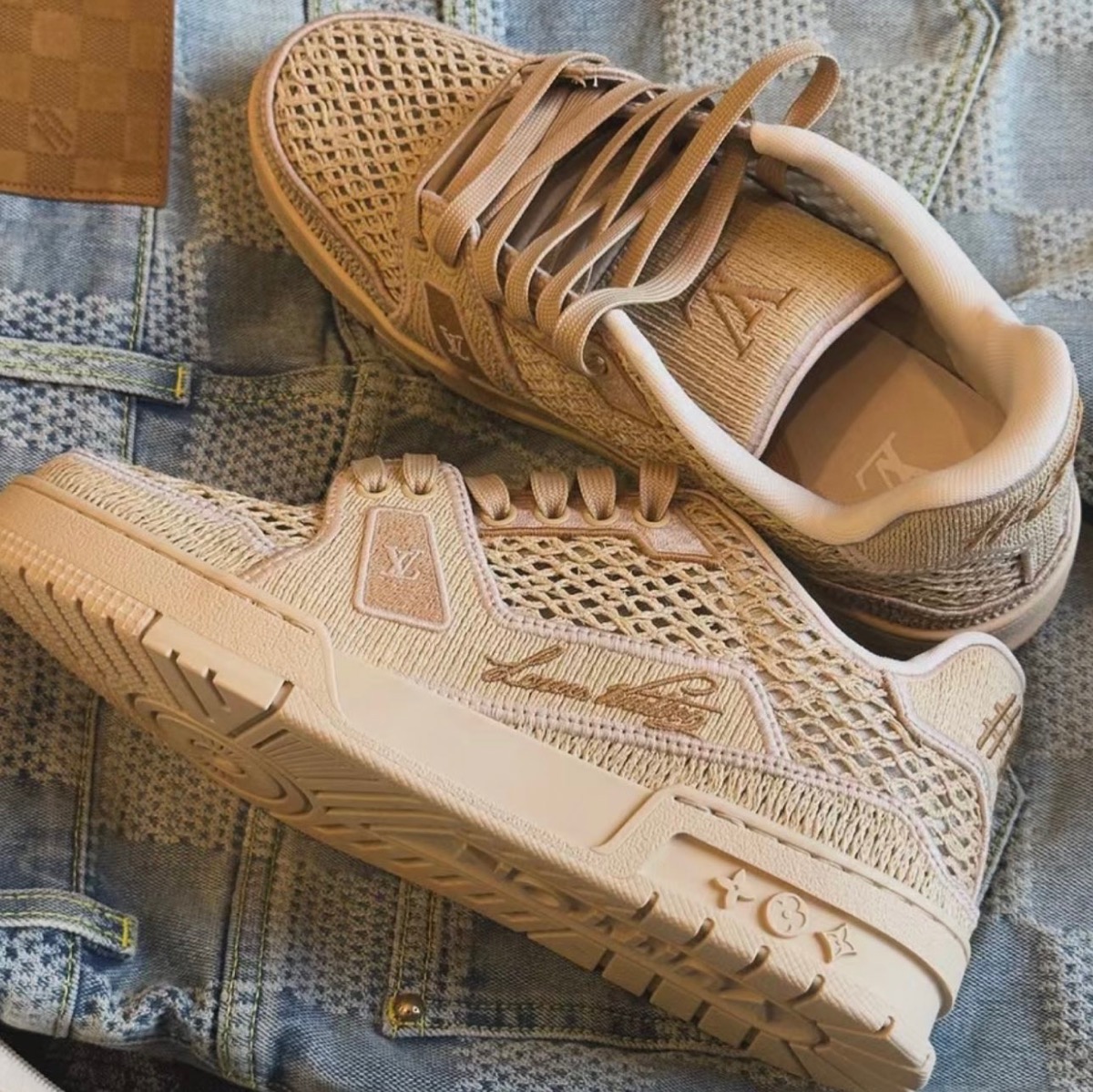 Pharrell が手がけた Louis Vuitton LV Trainer “Raffia”が発売 | UP