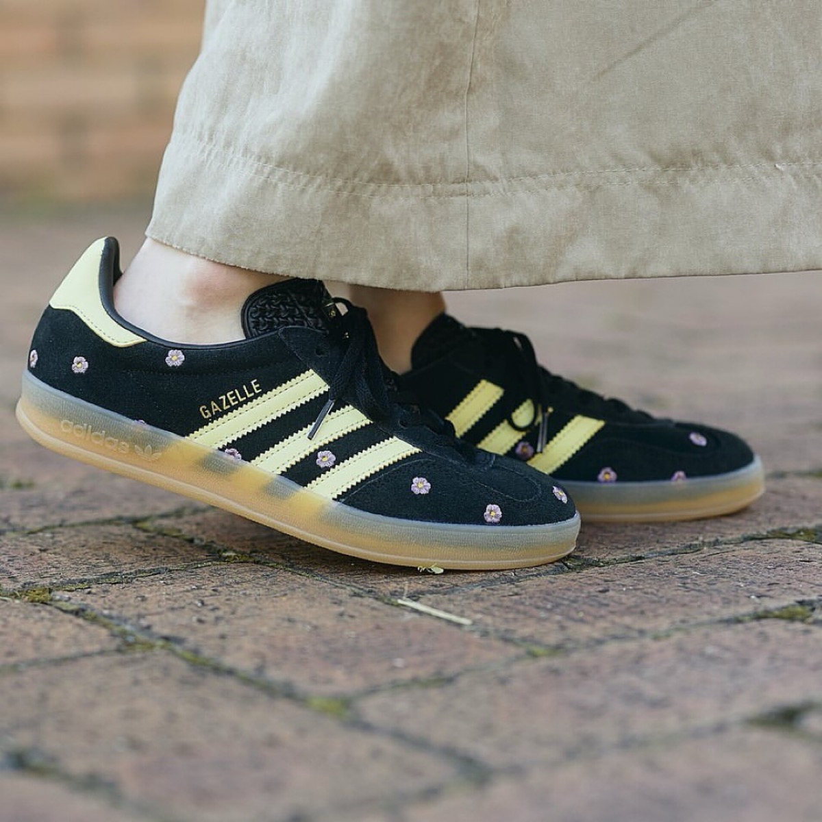 花柄刺繍の施された adidas Gazelle Indoor “Flower Pack”が国内8月9日