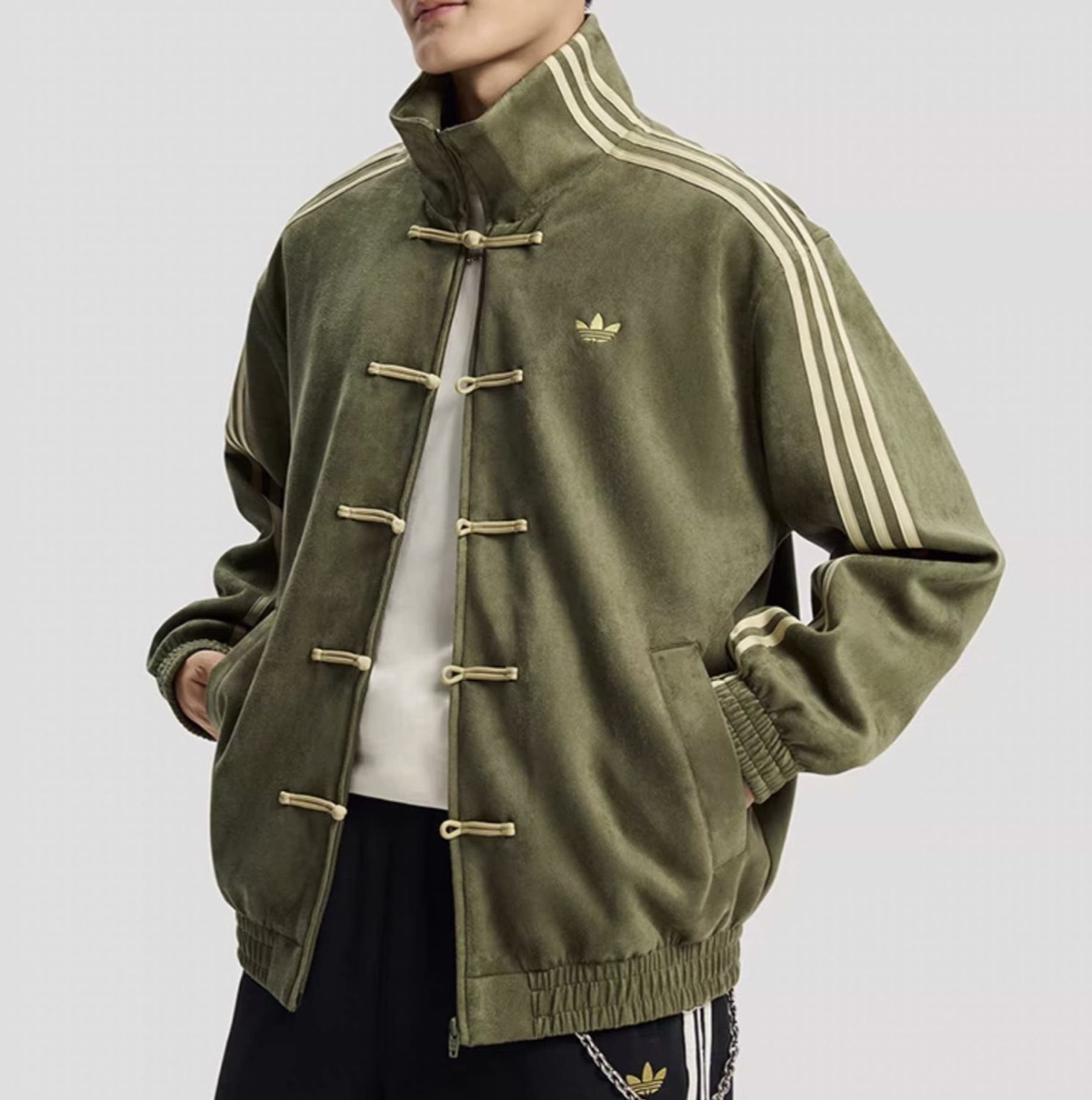 話題を呼んだ adidas チャイナトラックトップが国内発売開始［JY8275