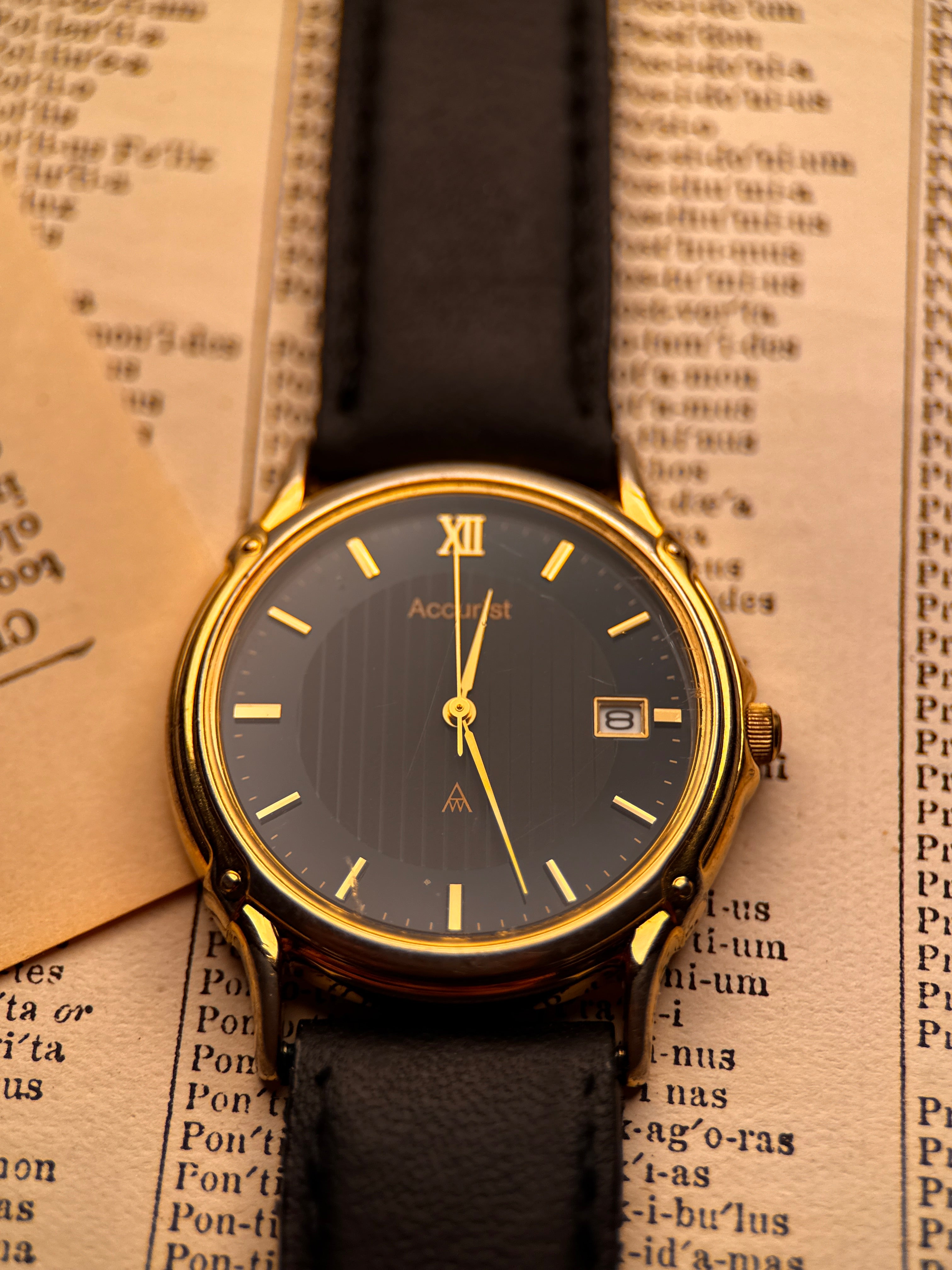 Accurist SR6218W – Black Dial | Gold Indices | Cal. 1M10 Quartz