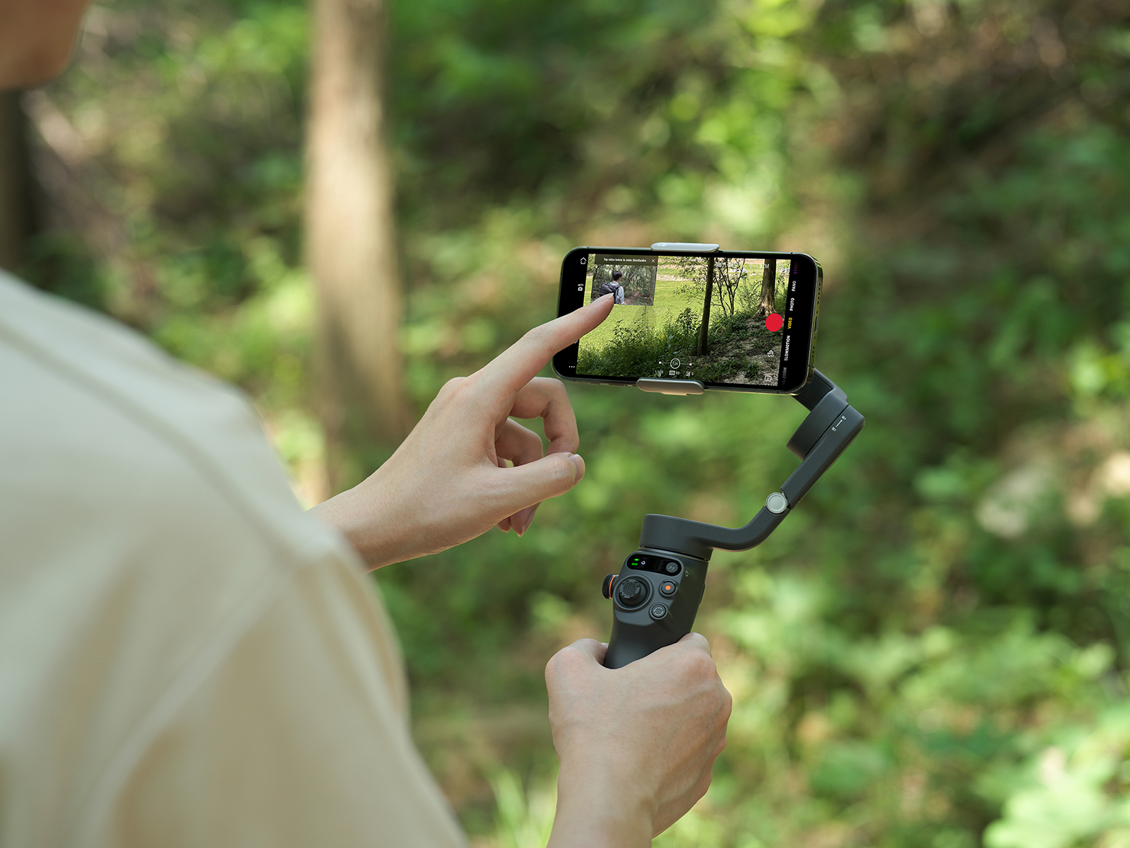 DJI、手のひらサイズのスマートフォンスタビライザーOsmo Mobile 6を